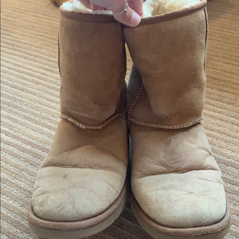 Tan UGG’s size 8